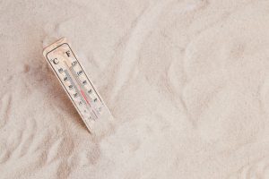 Thermometer im Sand - Hitze