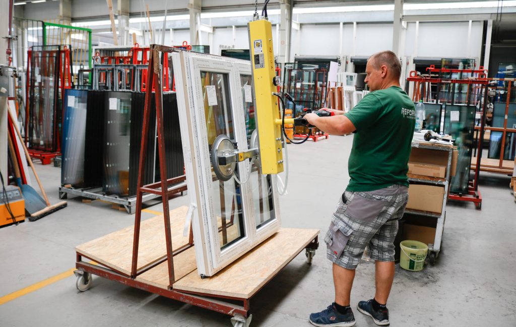 Produktion kunststofffenster: Glas einsetzen